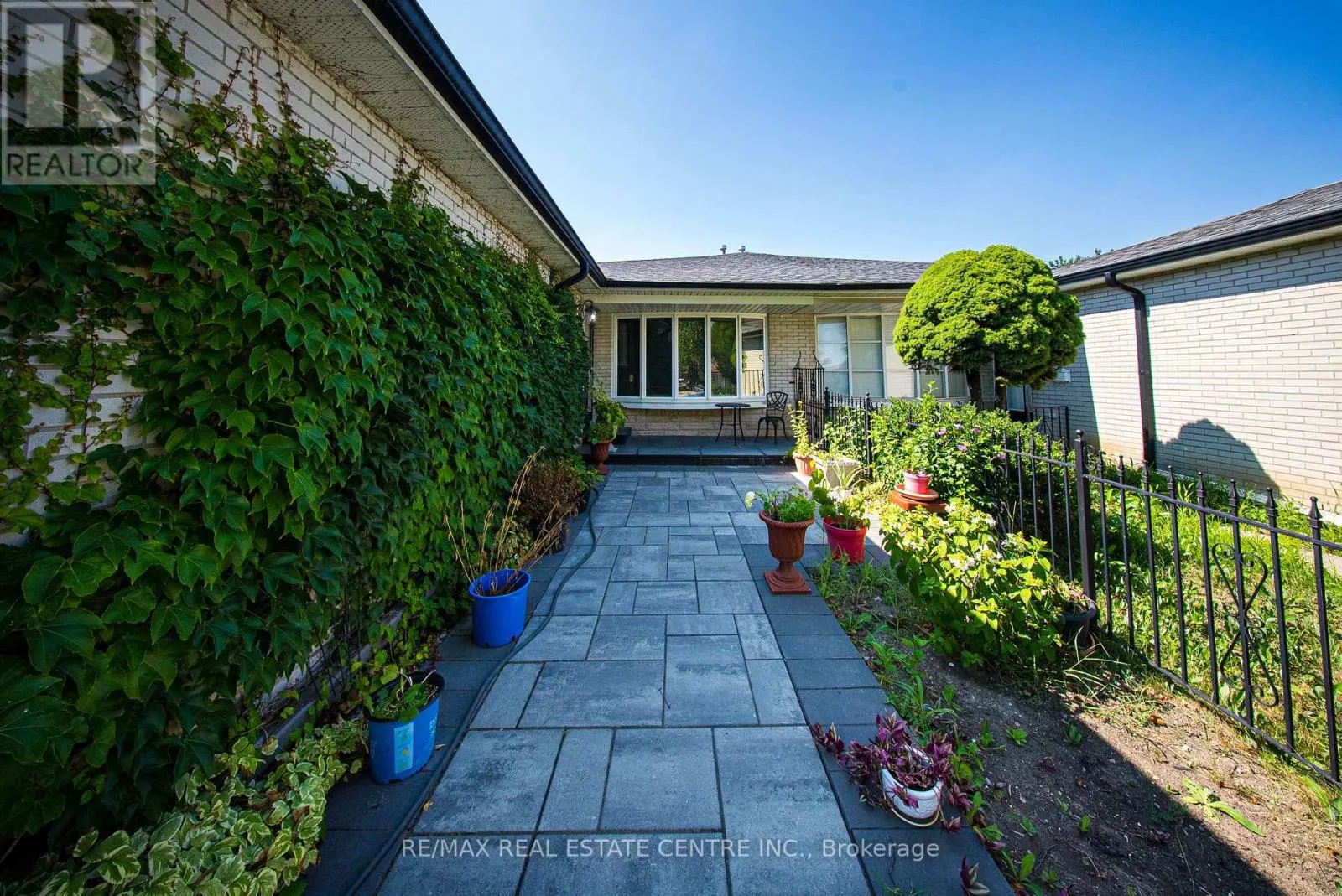 764 EAGLEMOUNT CRESCENT
