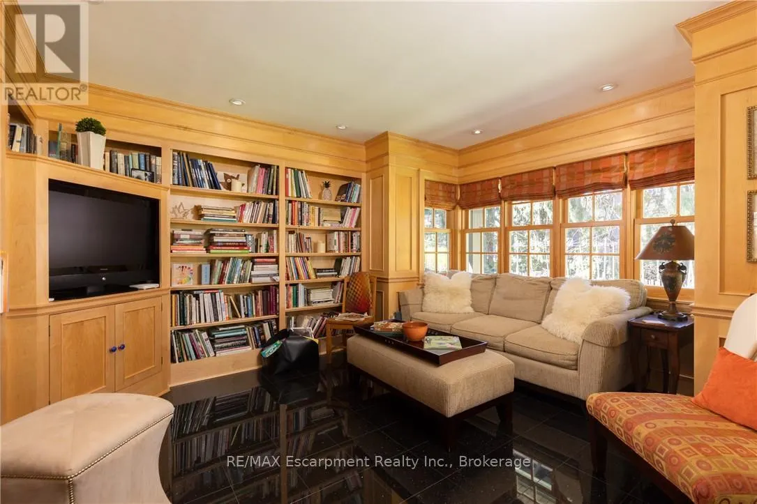 2055 LAKESHORE ROAD E