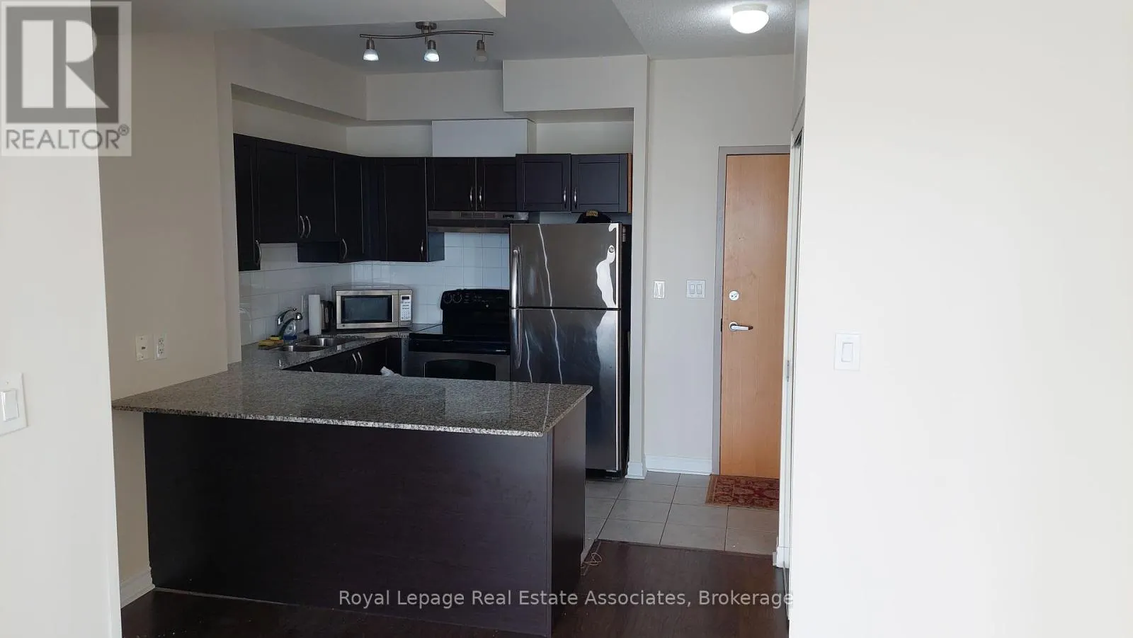 806 - 3865 LAKESHORE BOULEVARD W