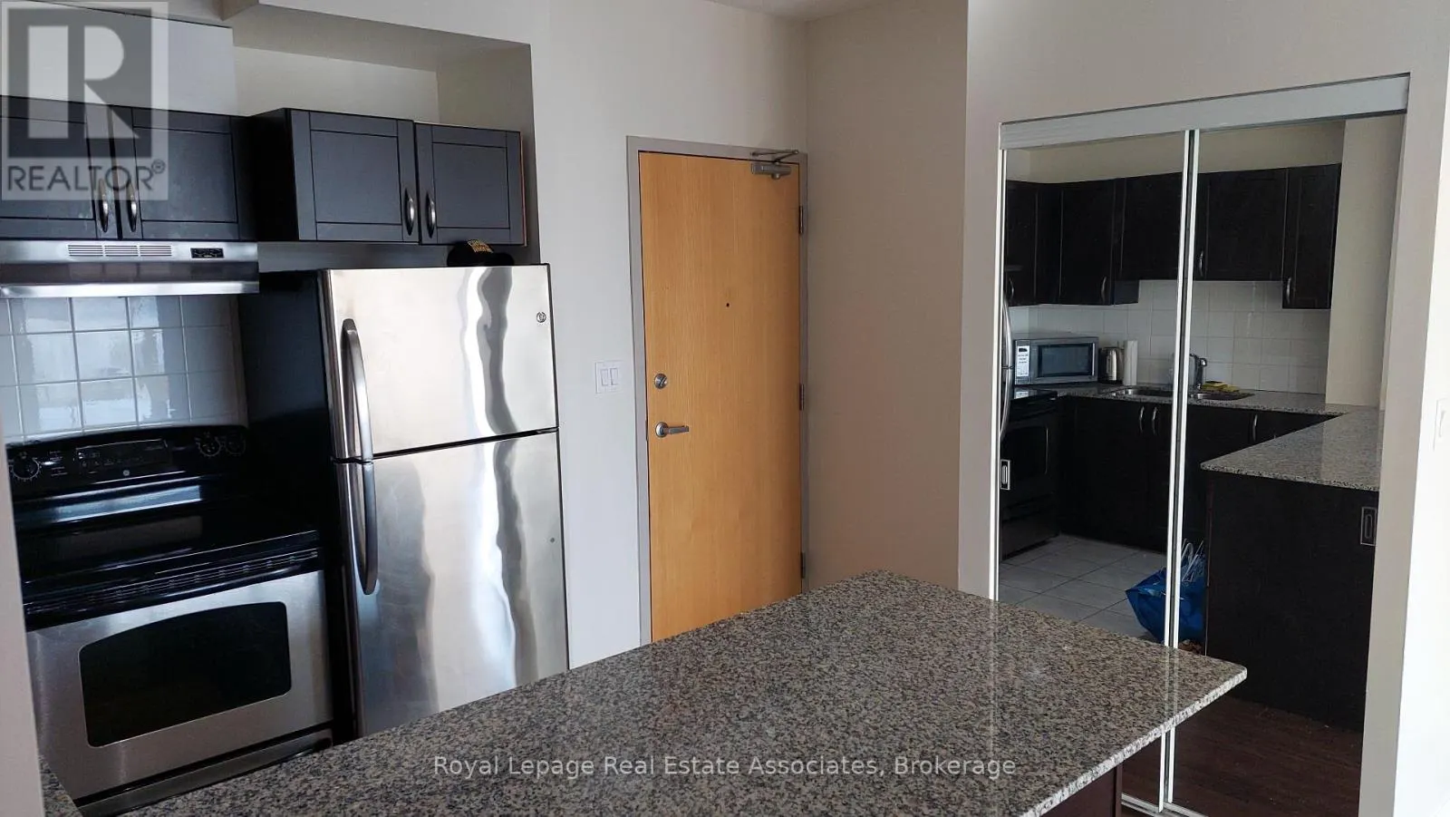 806 - 3865 LAKESHORE BOULEVARD W