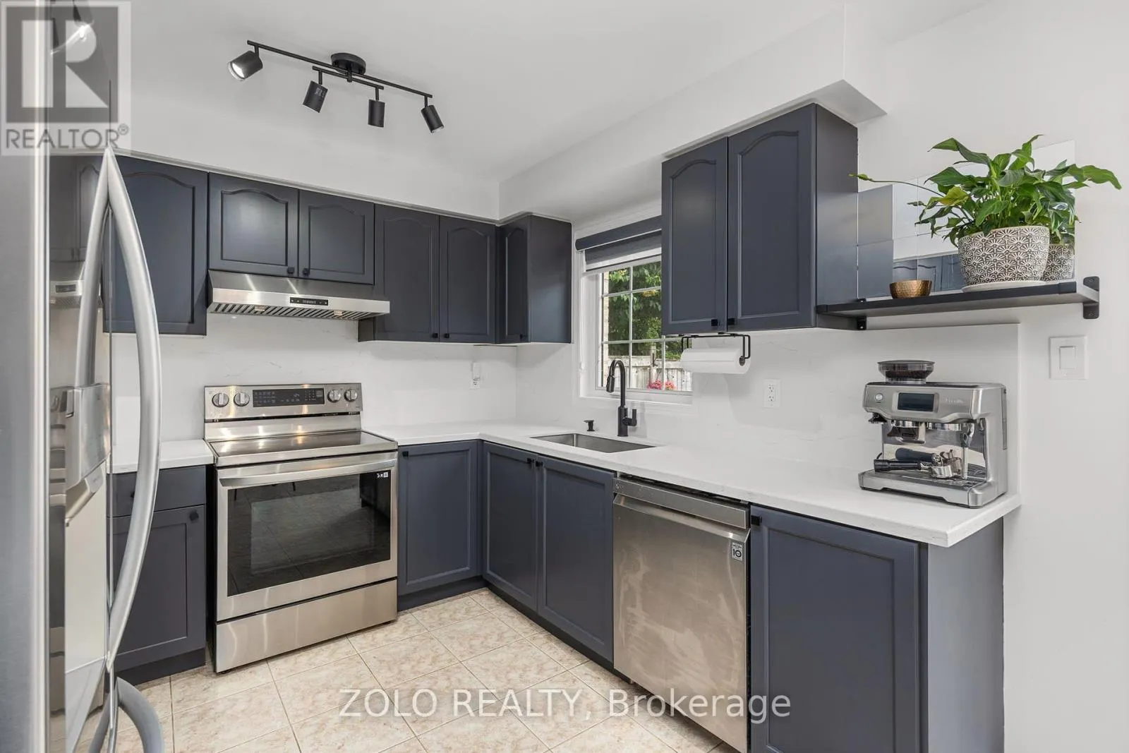 79 CRYSTALVIEW CRESCENT S