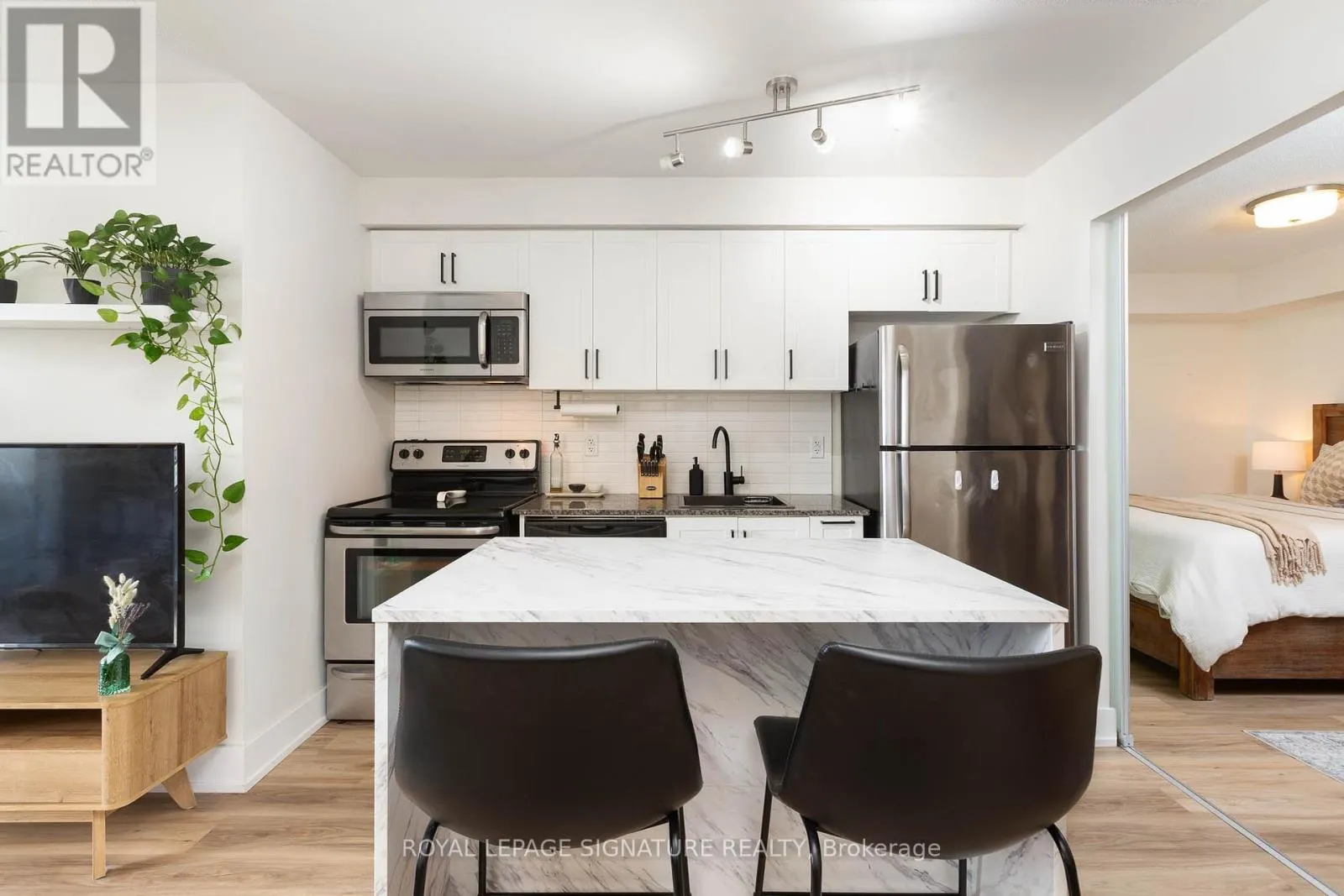 1323 - 38 JOE SHUSTER WAY