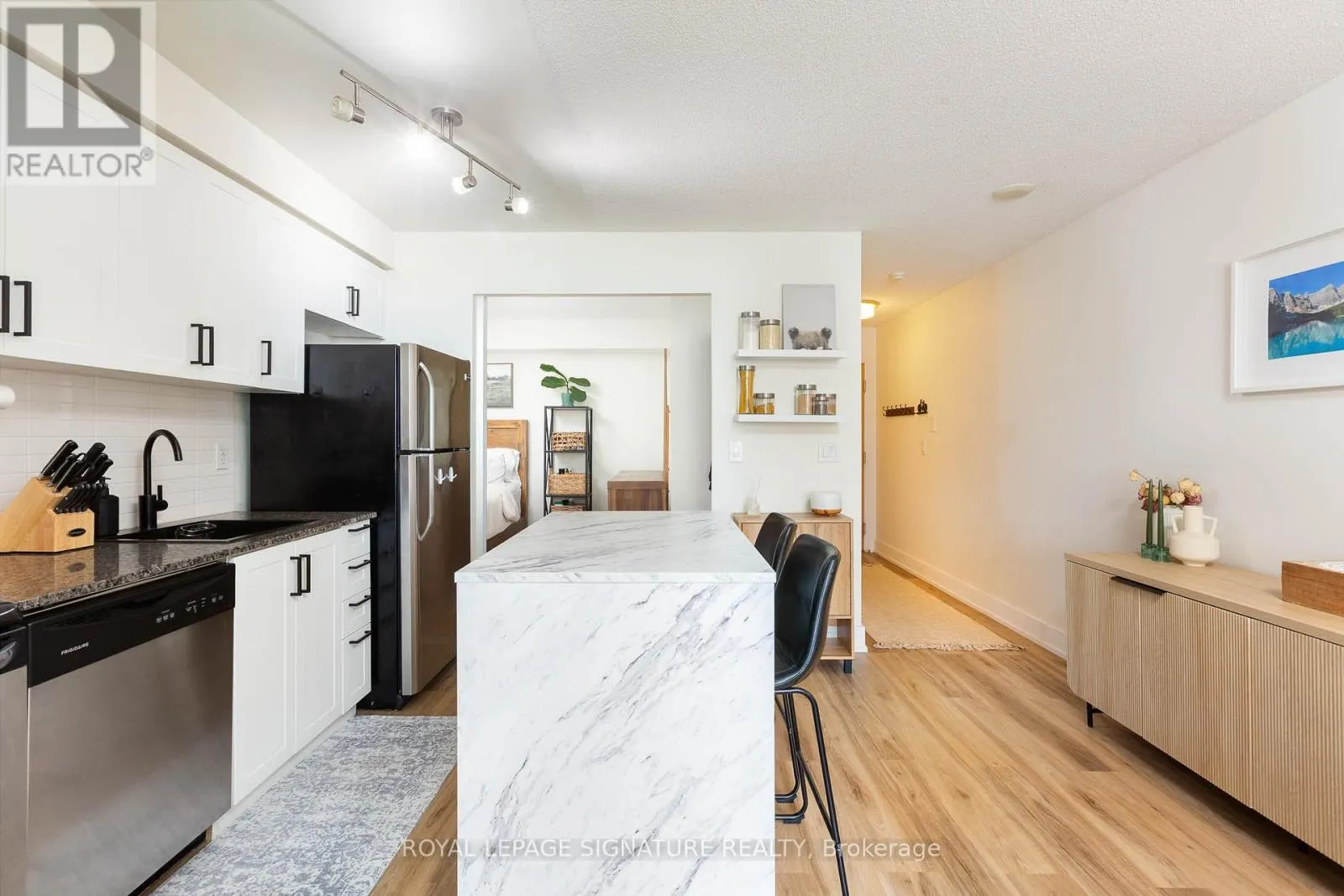 1323 - 38 JOE SHUSTER WAY