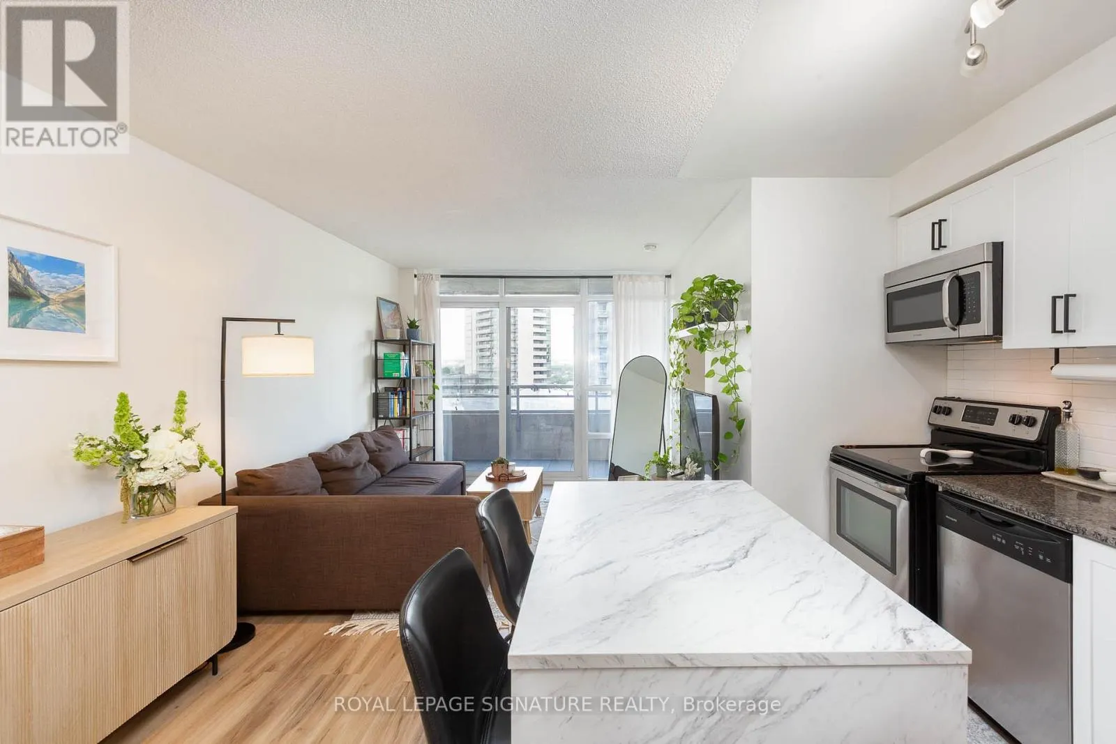 1323 - 38 JOE SHUSTER WAY