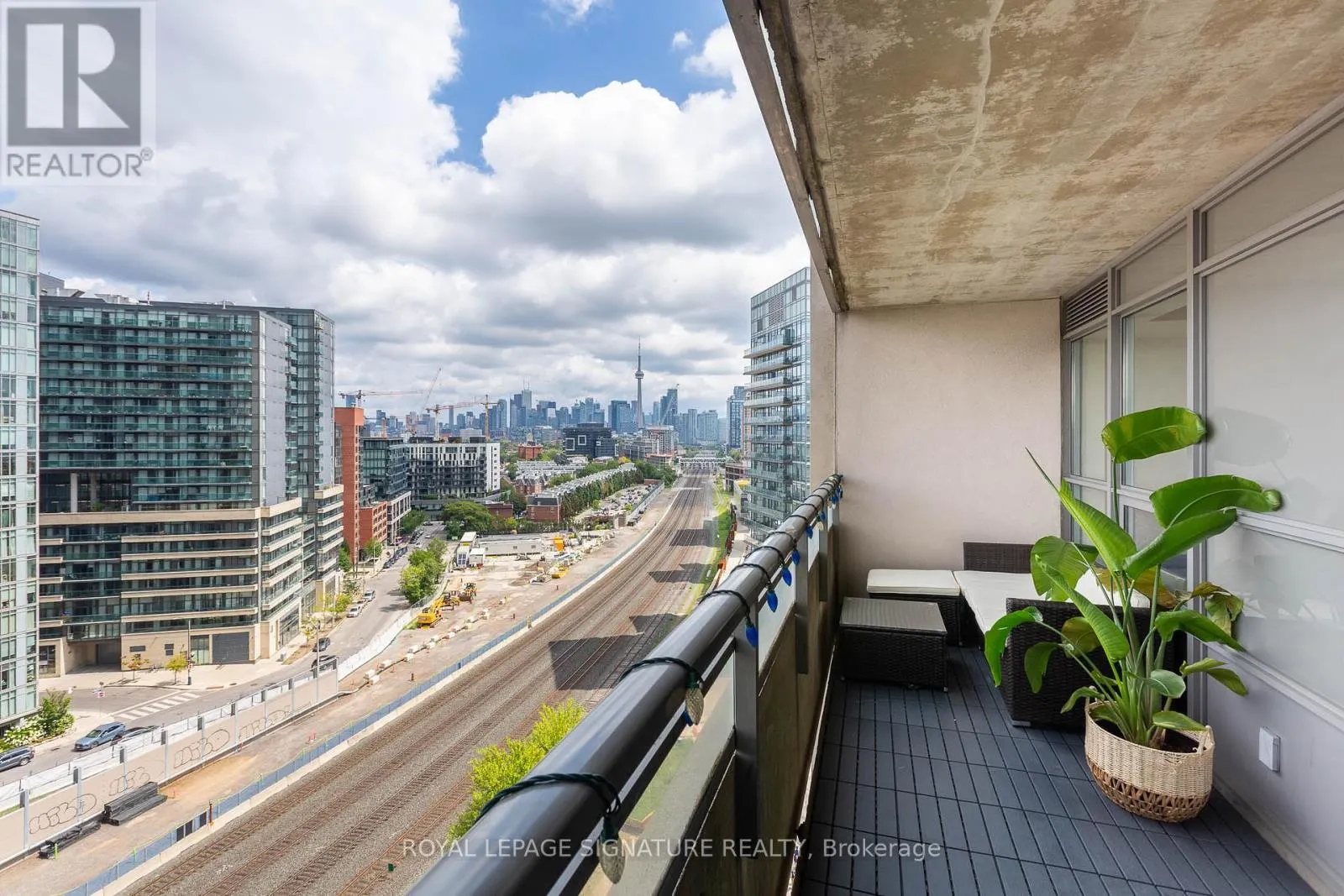 1323 - 38 JOE SHUSTER WAY