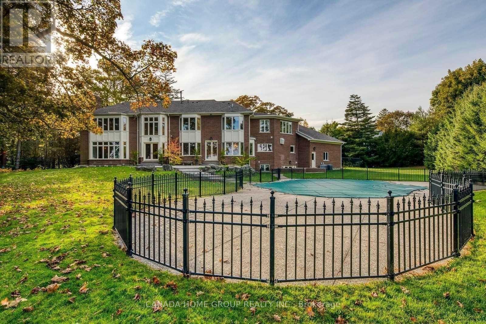 21 ENNISCLARE DR E