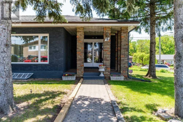 9 JENNIFER CRT, Toronto