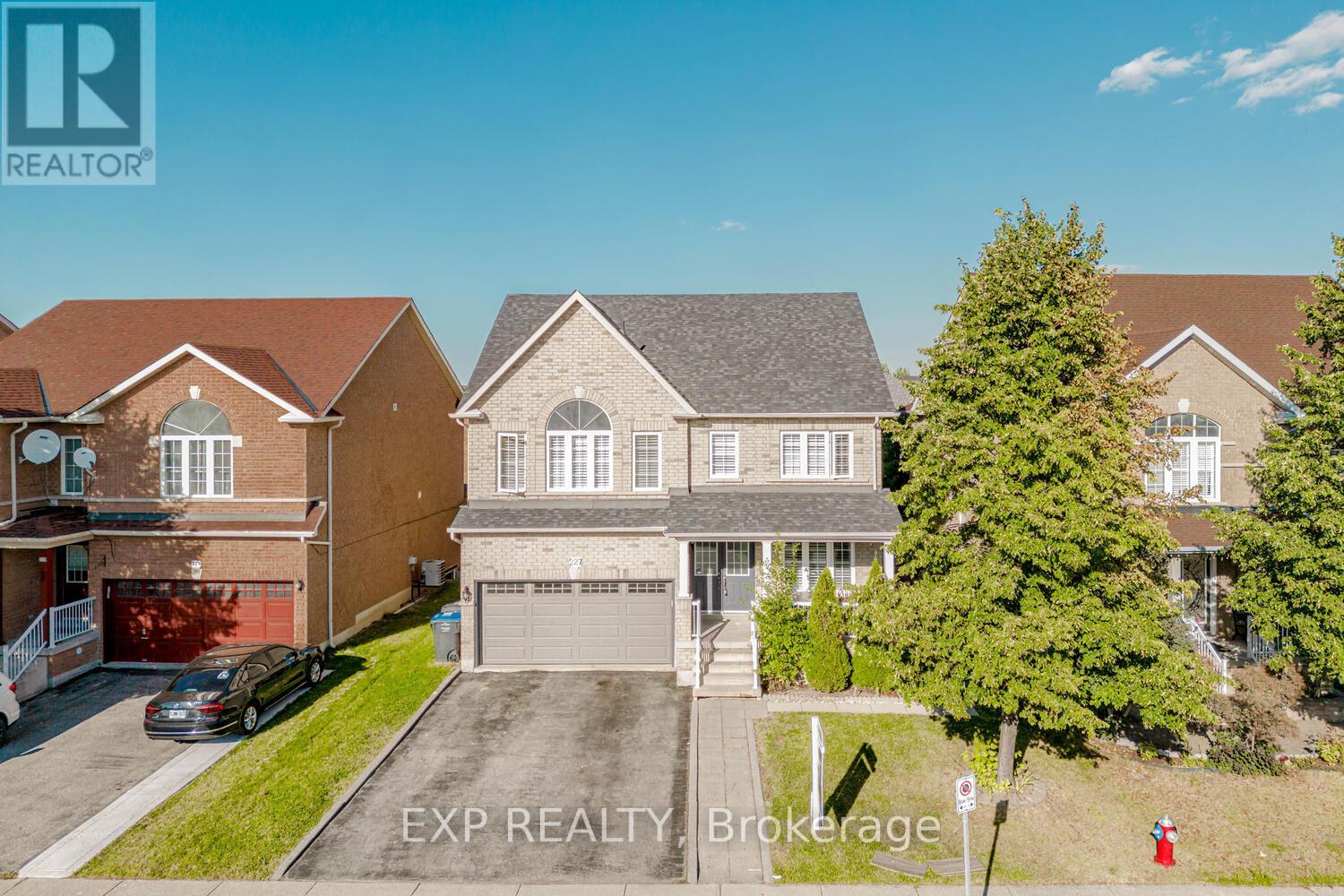 227 QUEEN MARY DR W
