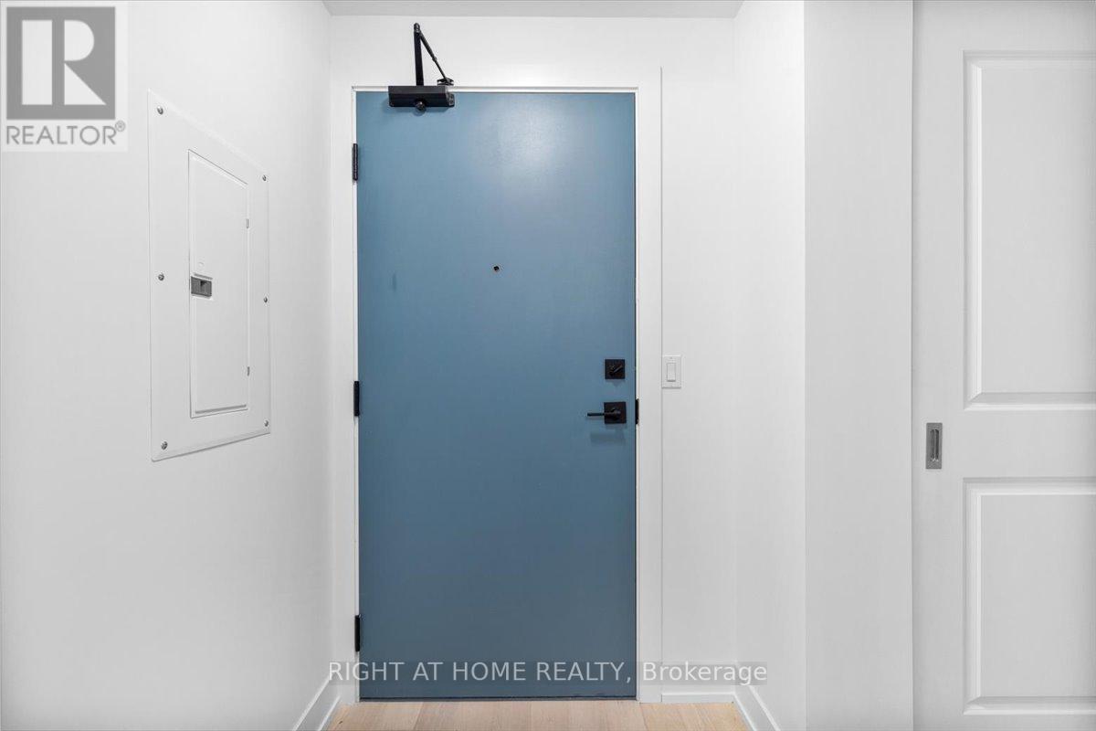 #1201 -1063 DOUGLAS MCCURDY COMM CIRC, #1201