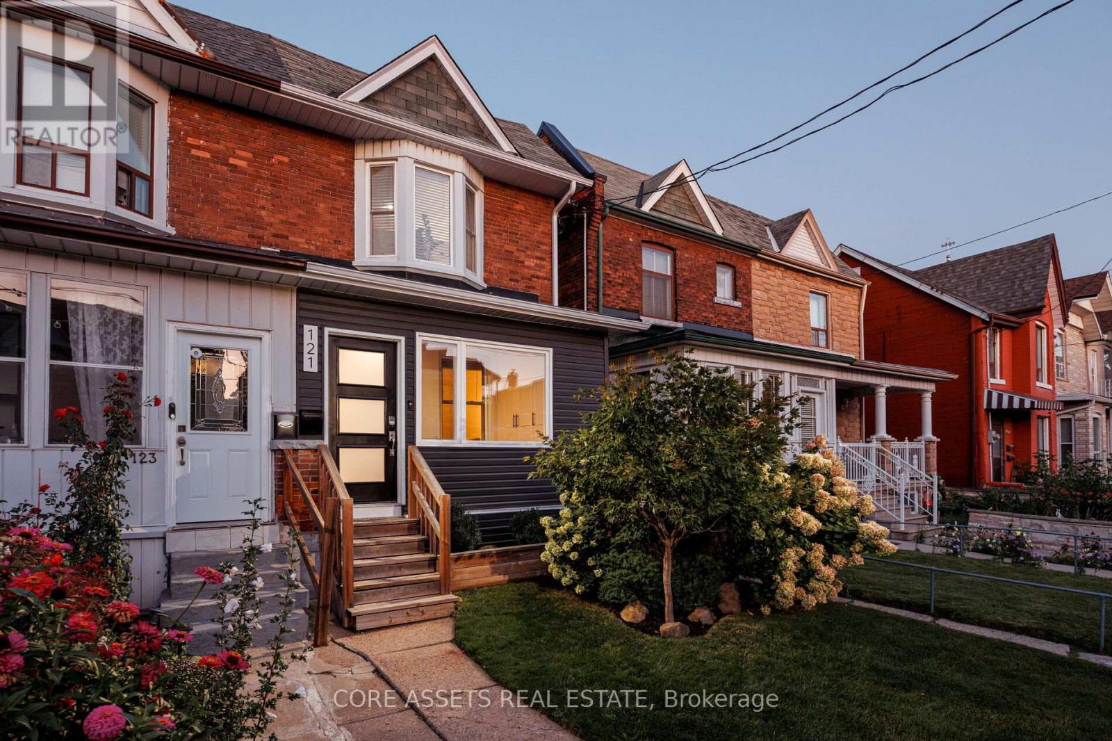 121 EDWIN AVE