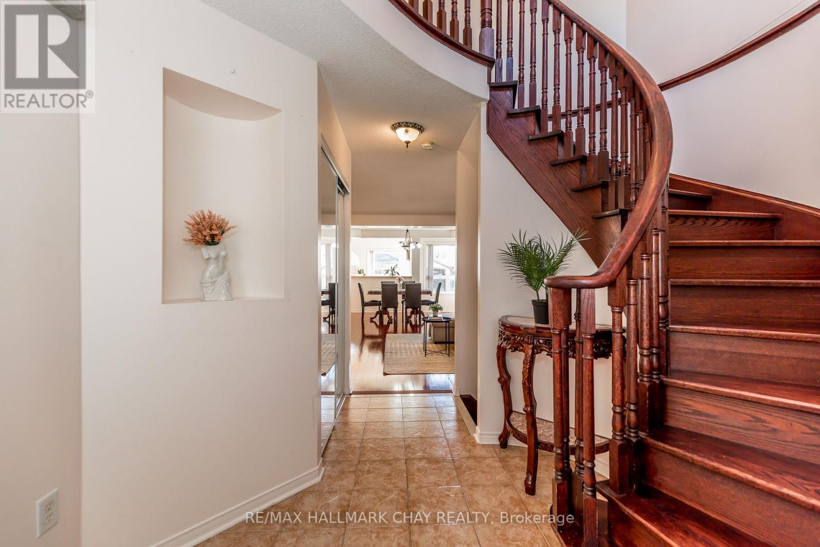 6 WHITEHOUSE CRES