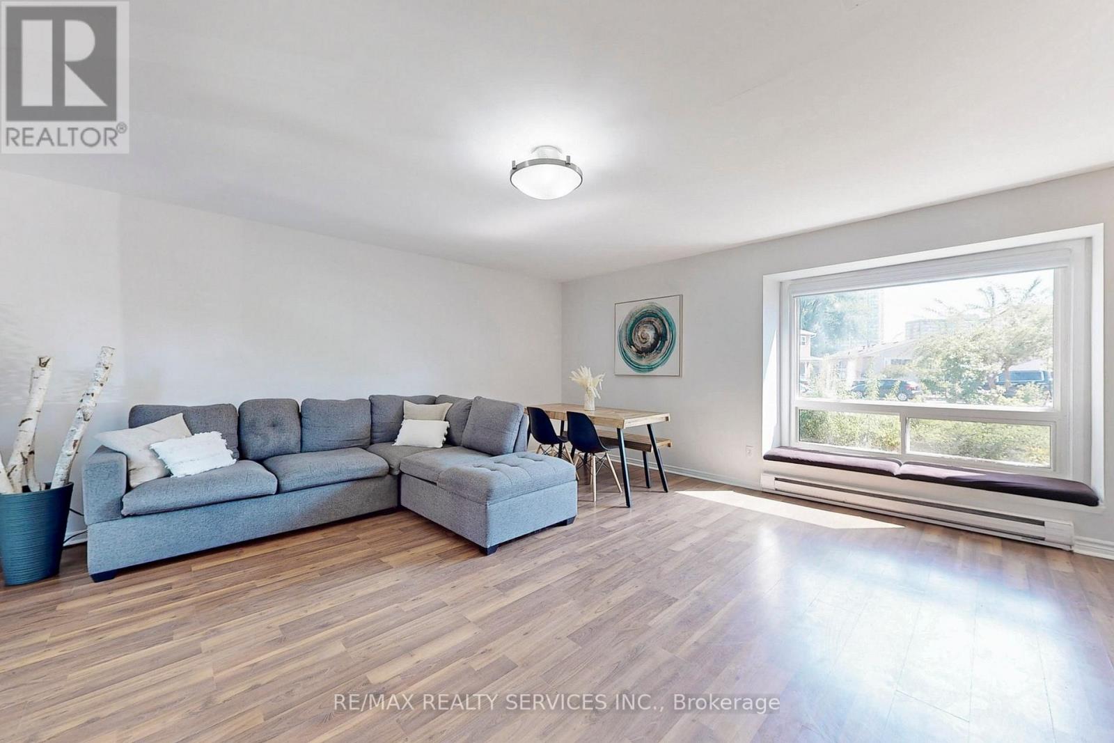 7 HUNTINGTON CRT