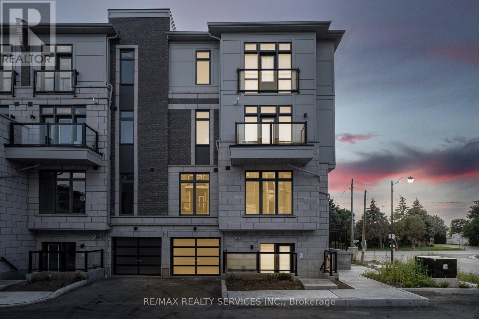#101 -20 HALLIFORD PL E, #101