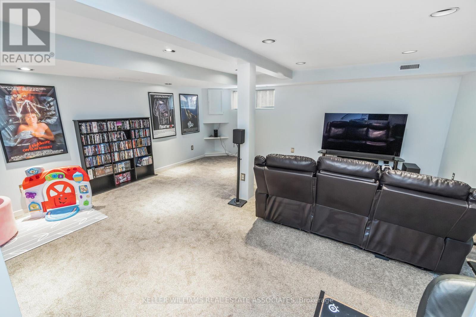 17 LYNDEN CIRC
