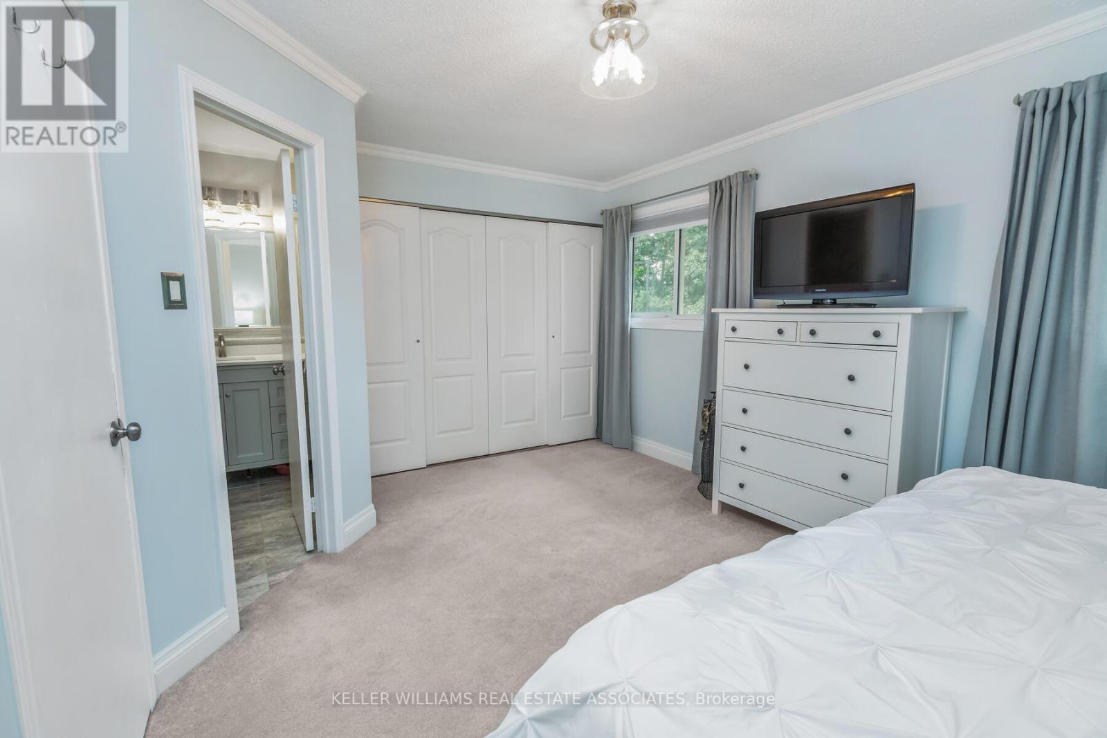 17 LYNDEN CIRC