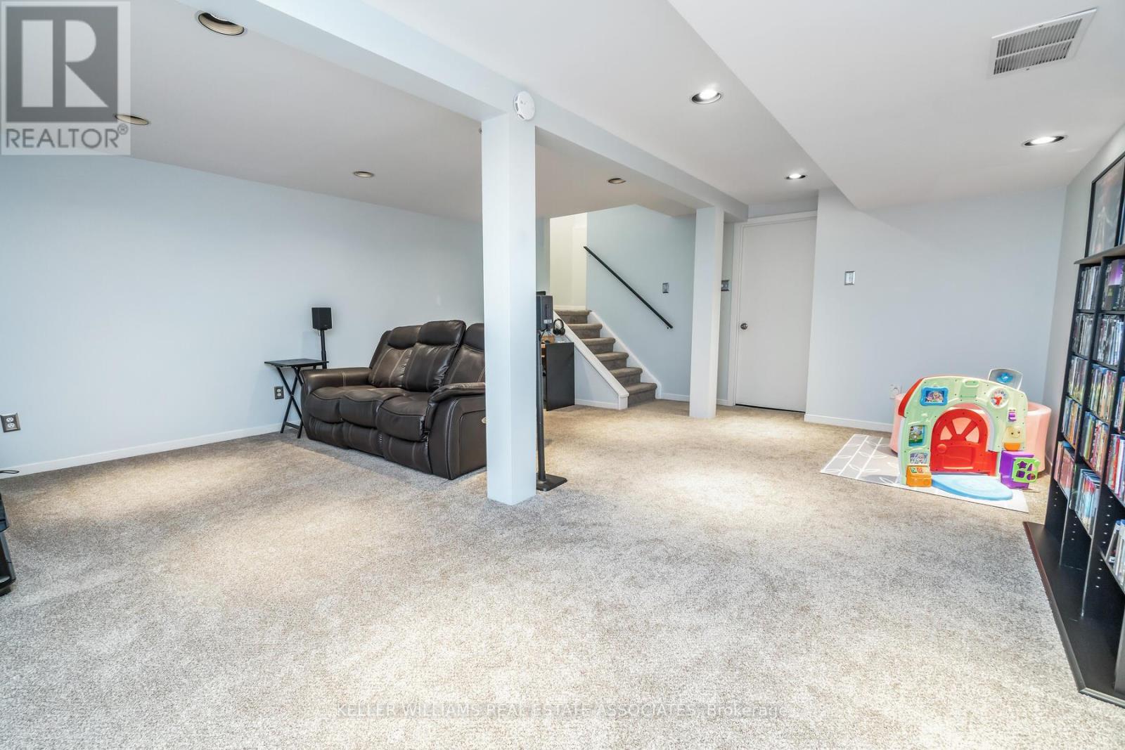 17 LYNDEN CIRC