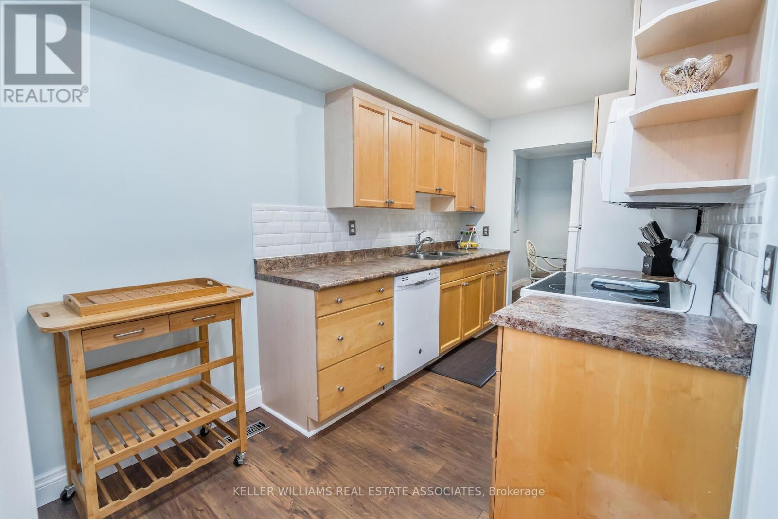 17 LYNDEN CIRC
