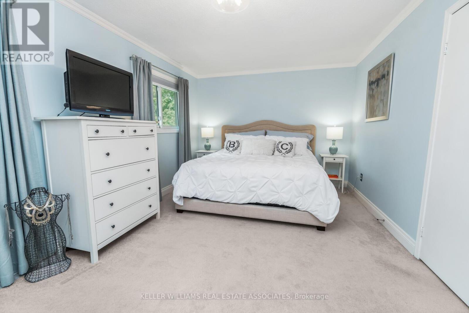 17 LYNDEN CIRC