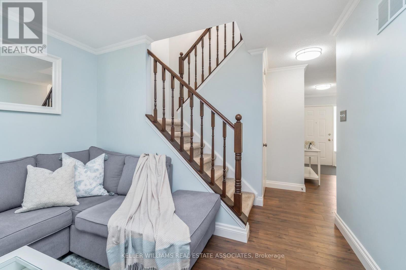 17 LYNDEN CIRC