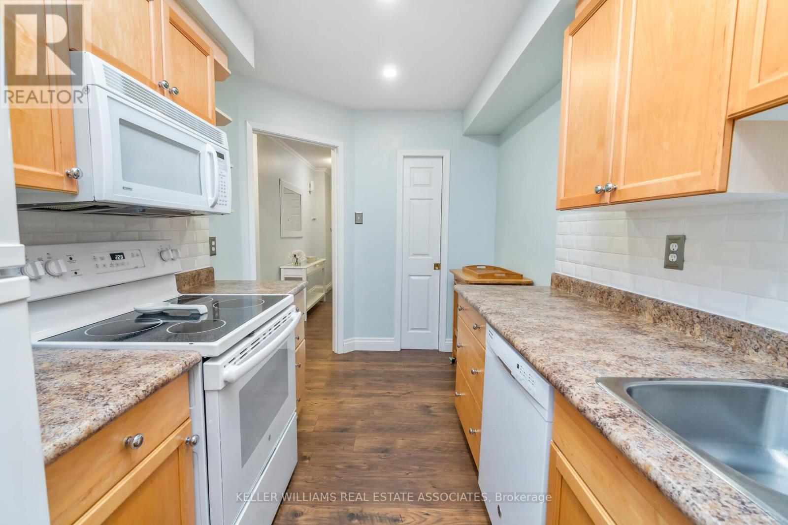 17 LYNDEN CIRC