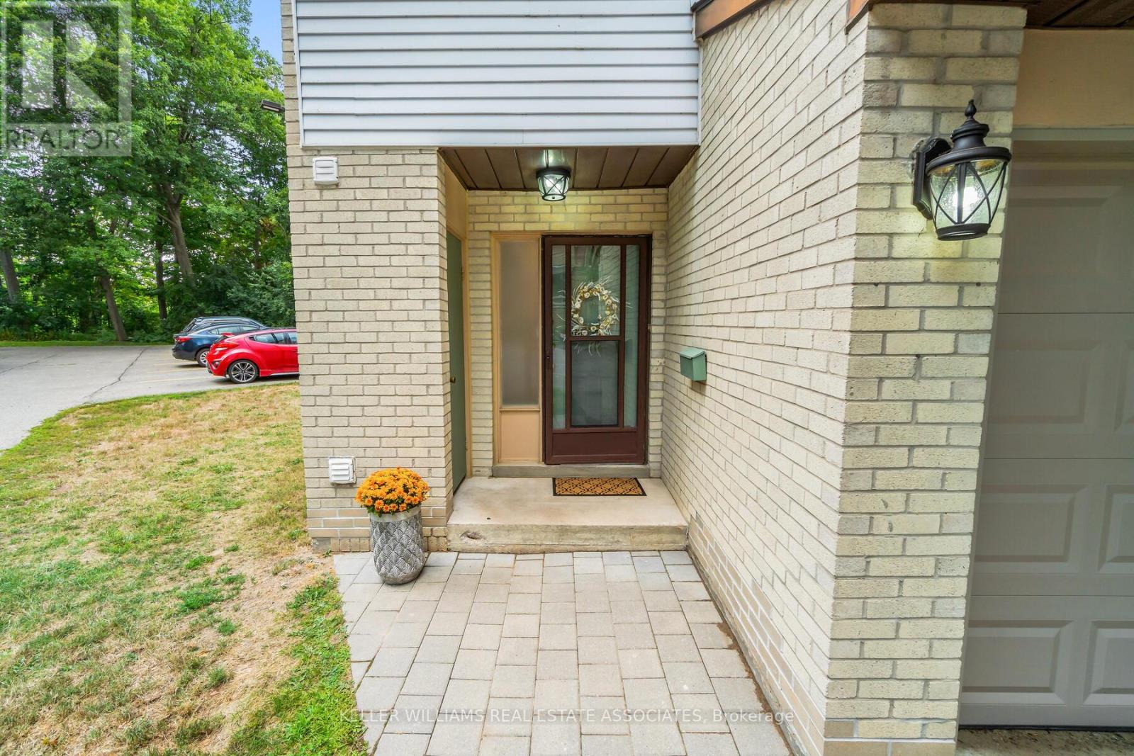 17 LYNDEN CIRC