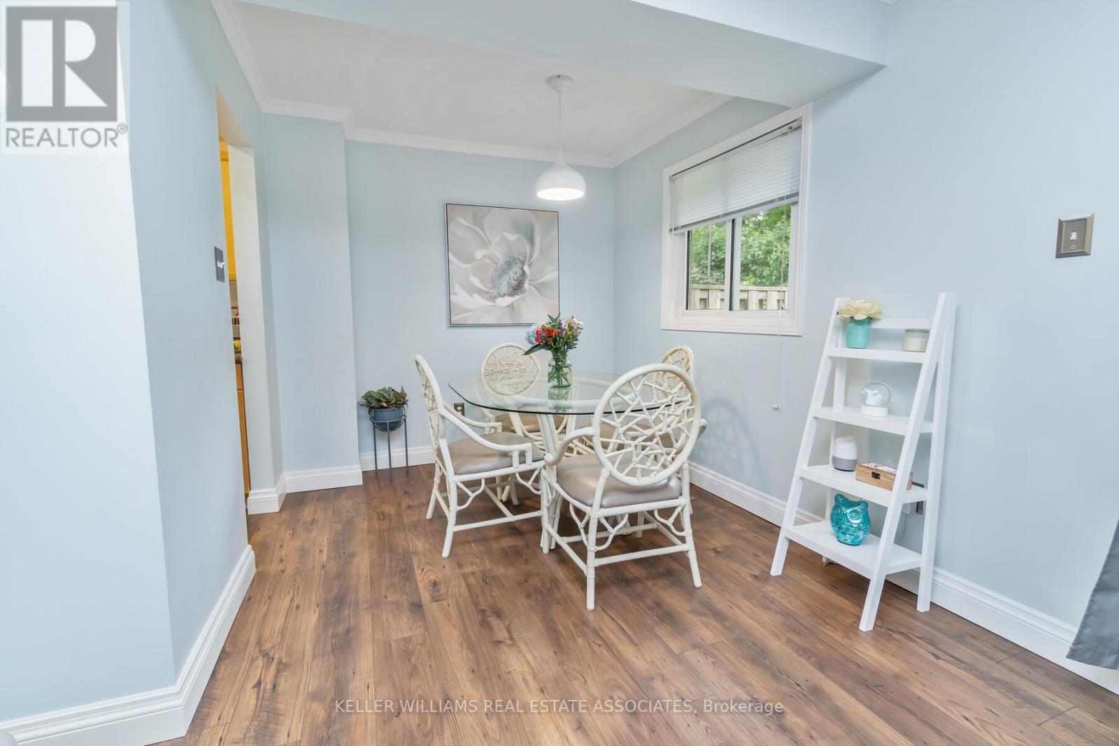 17 LYNDEN CIRC