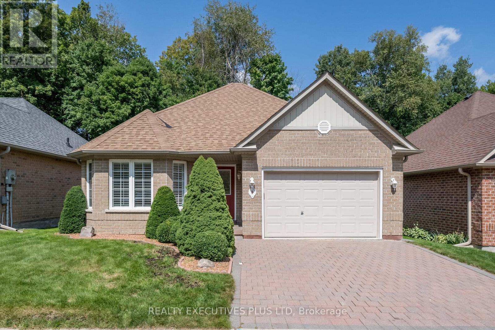 9 HILLIARD CRT