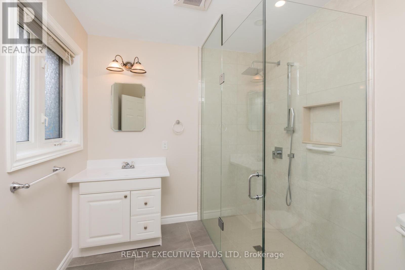 9 HILLIARD CRT