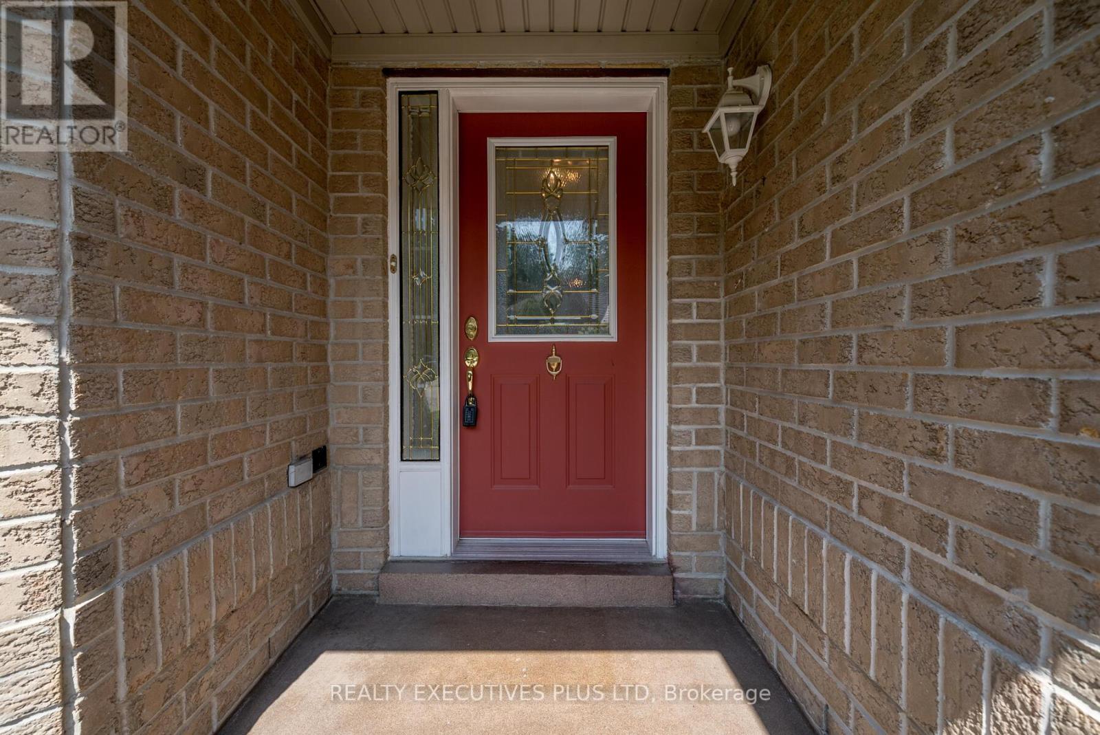 9 HILLIARD CRT