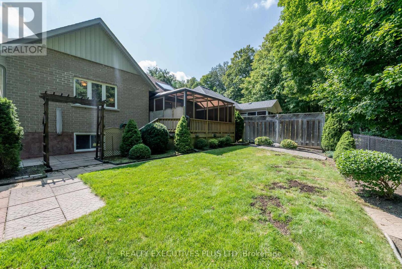9 HILLIARD CRT