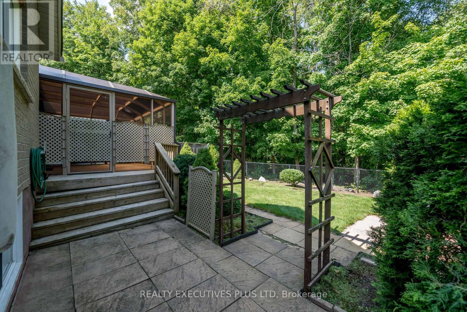 9 HILLIARD CRT