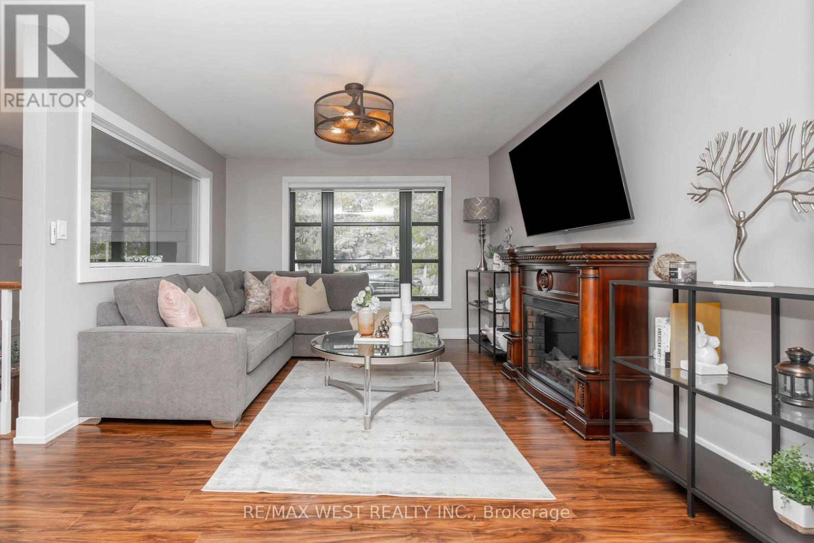 2 PINERIDGE DR