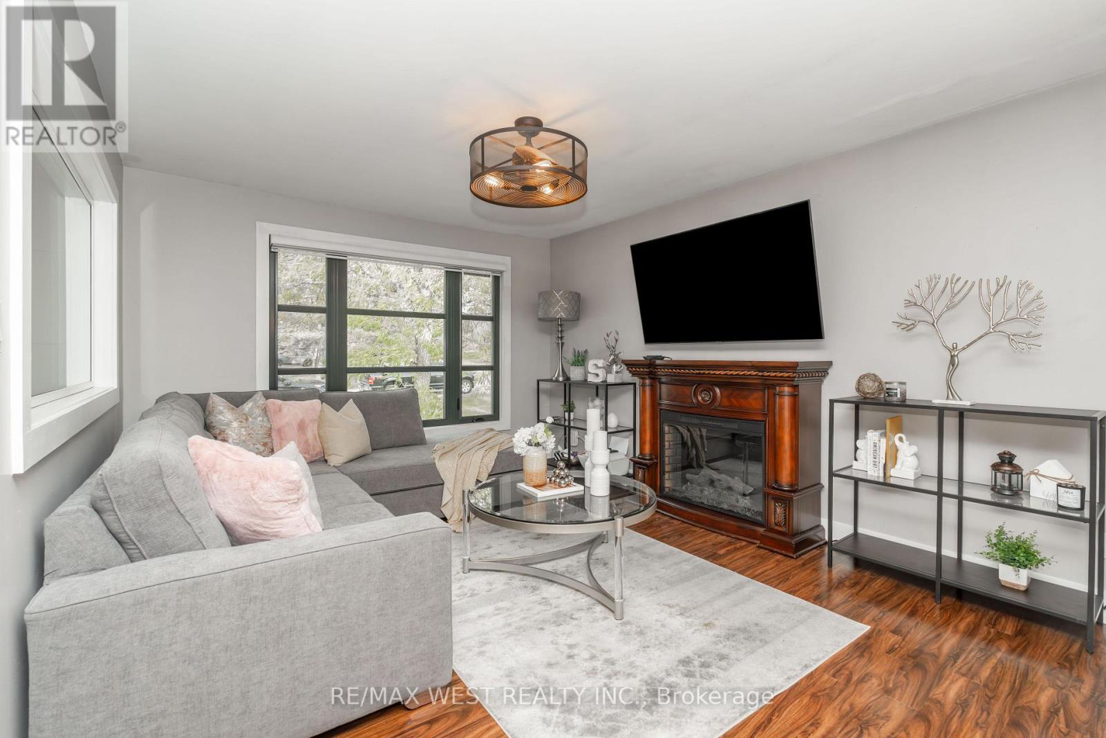 2 PINERIDGE DR