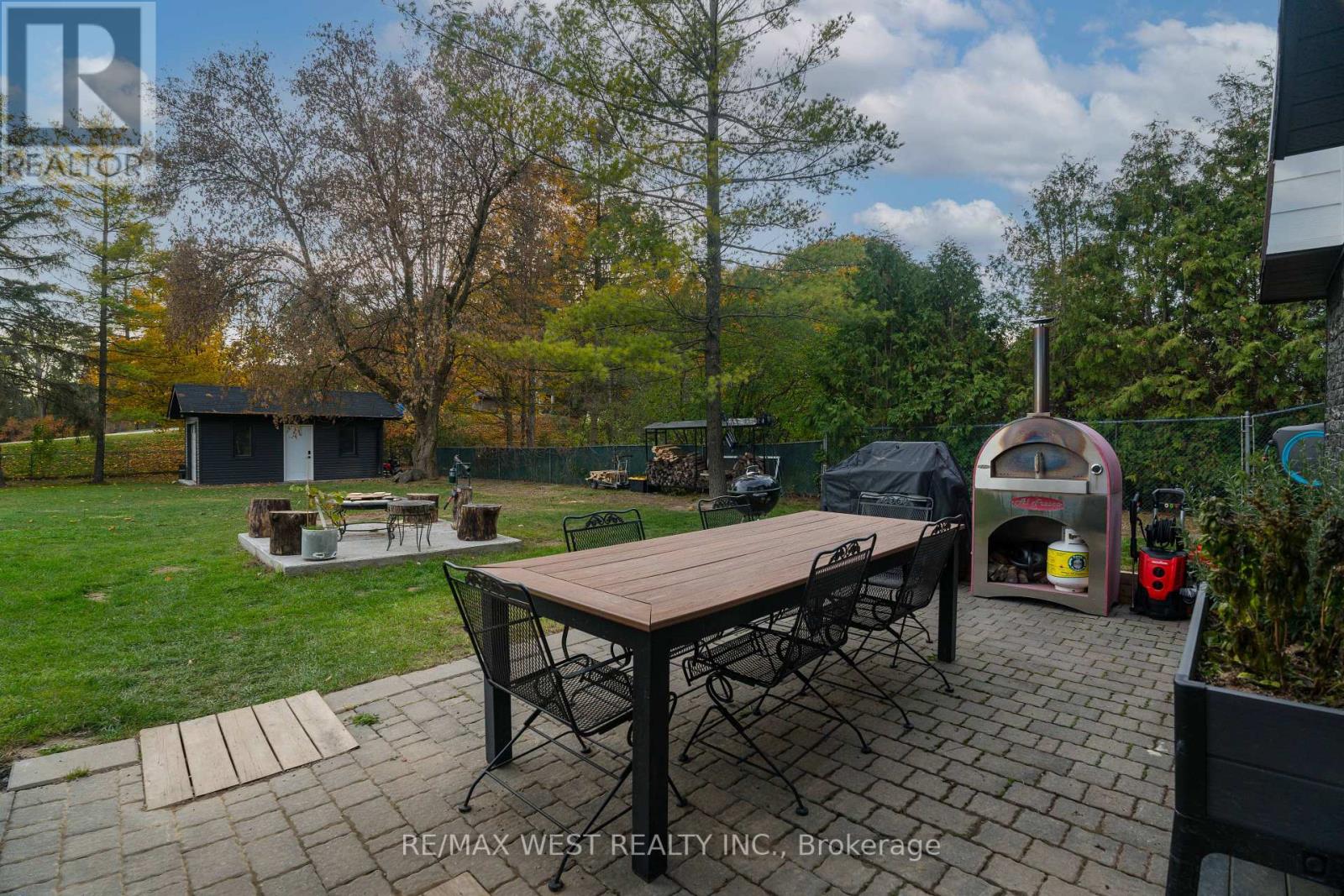 2 PINERIDGE DR