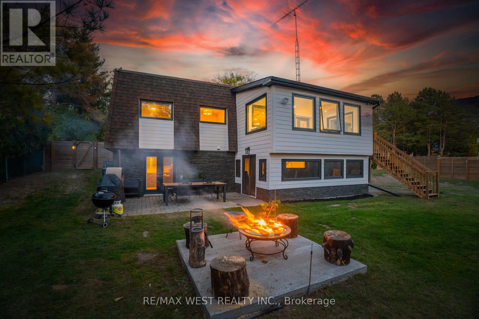 2 PINERIDGE DR