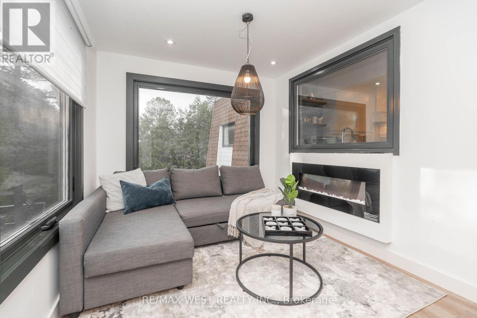 2 PINERIDGE DR