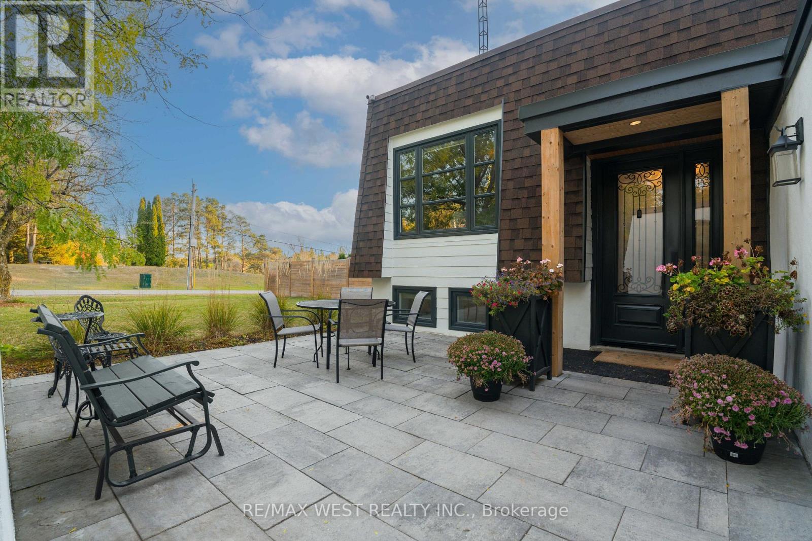 2 PINERIDGE DR