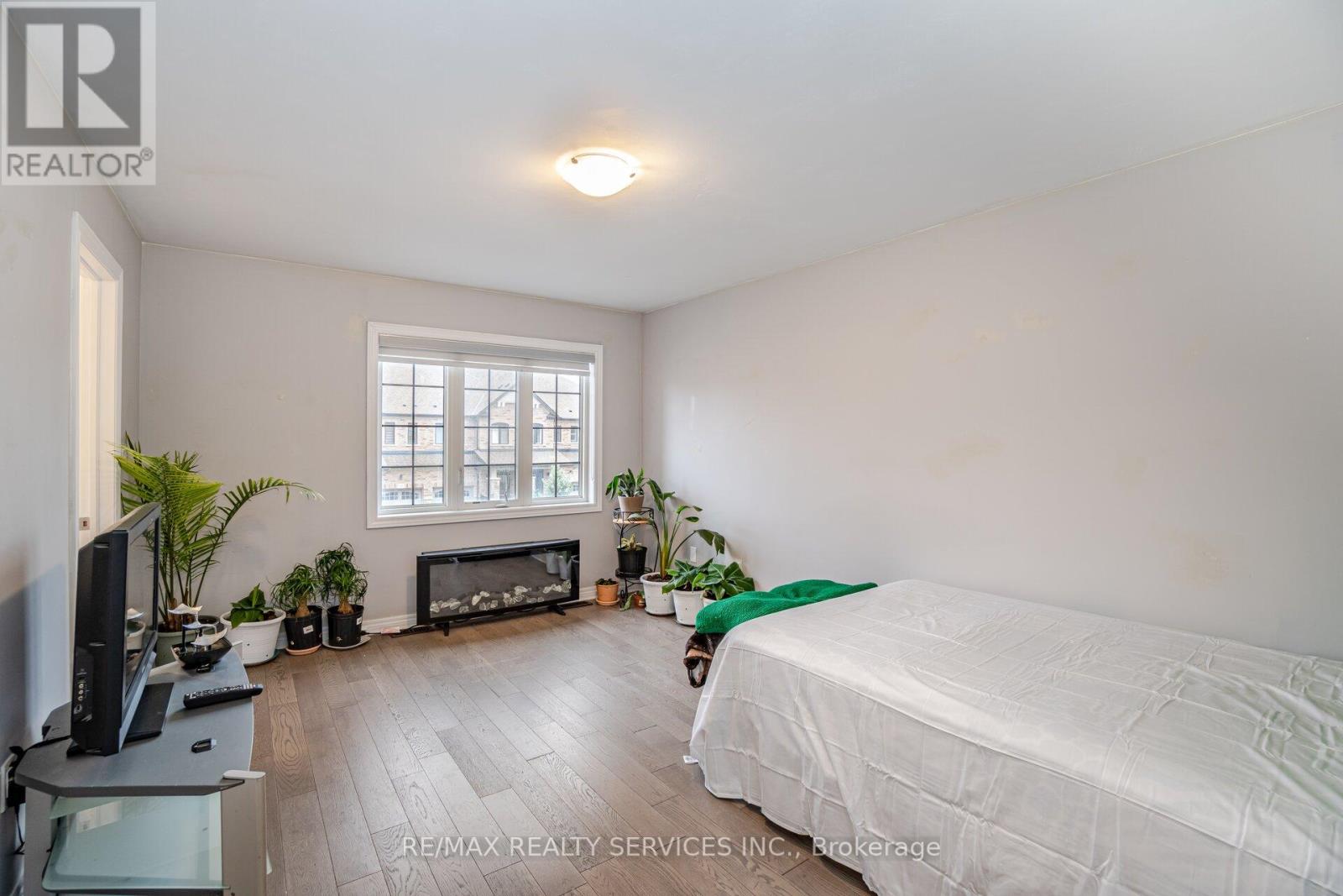 74 DORIS PAWLEY CRES W