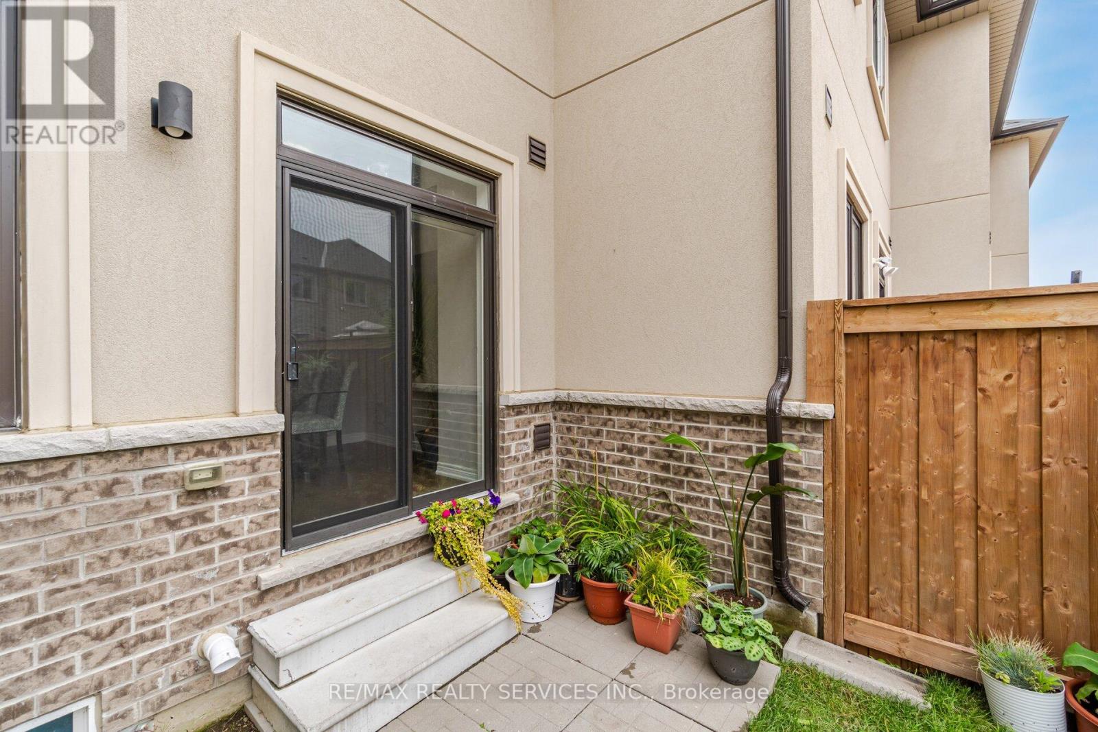74 DORIS PAWLEY CRES W
