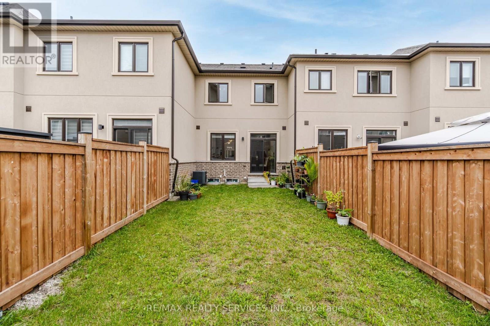 74 DORIS PAWLEY CRES W