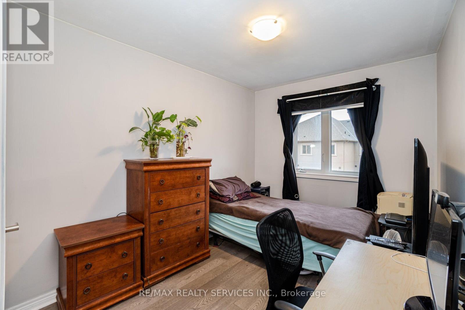 74 DORIS PAWLEY CRES W
