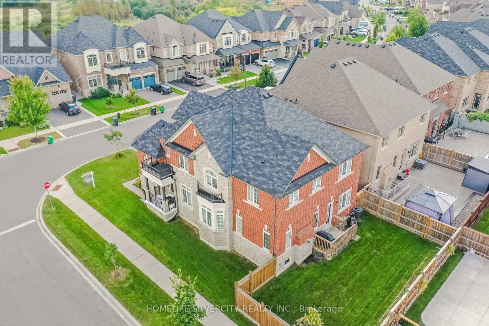2 MAPLE TRAIL RD W