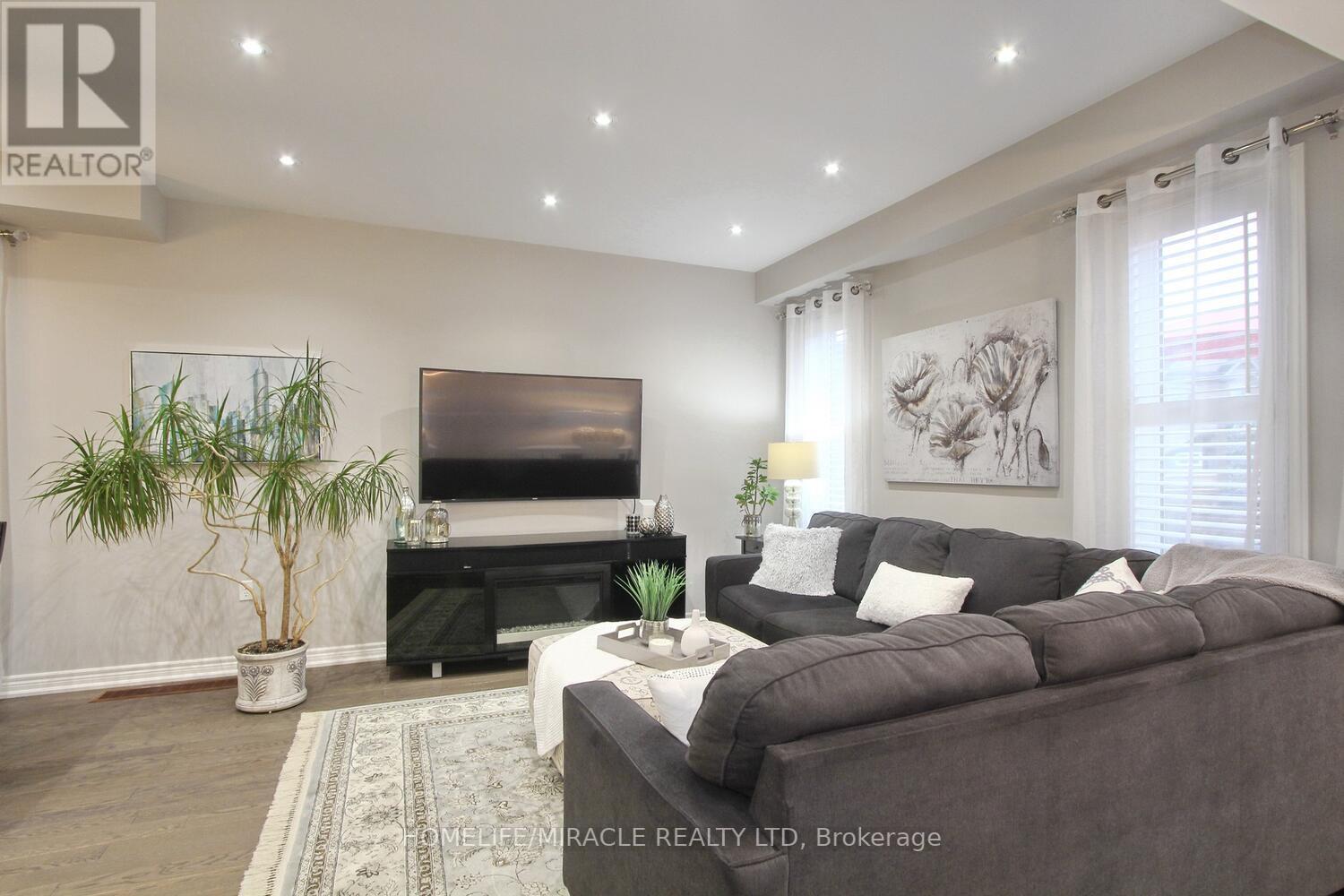 8 MEADOWCREEK RD E