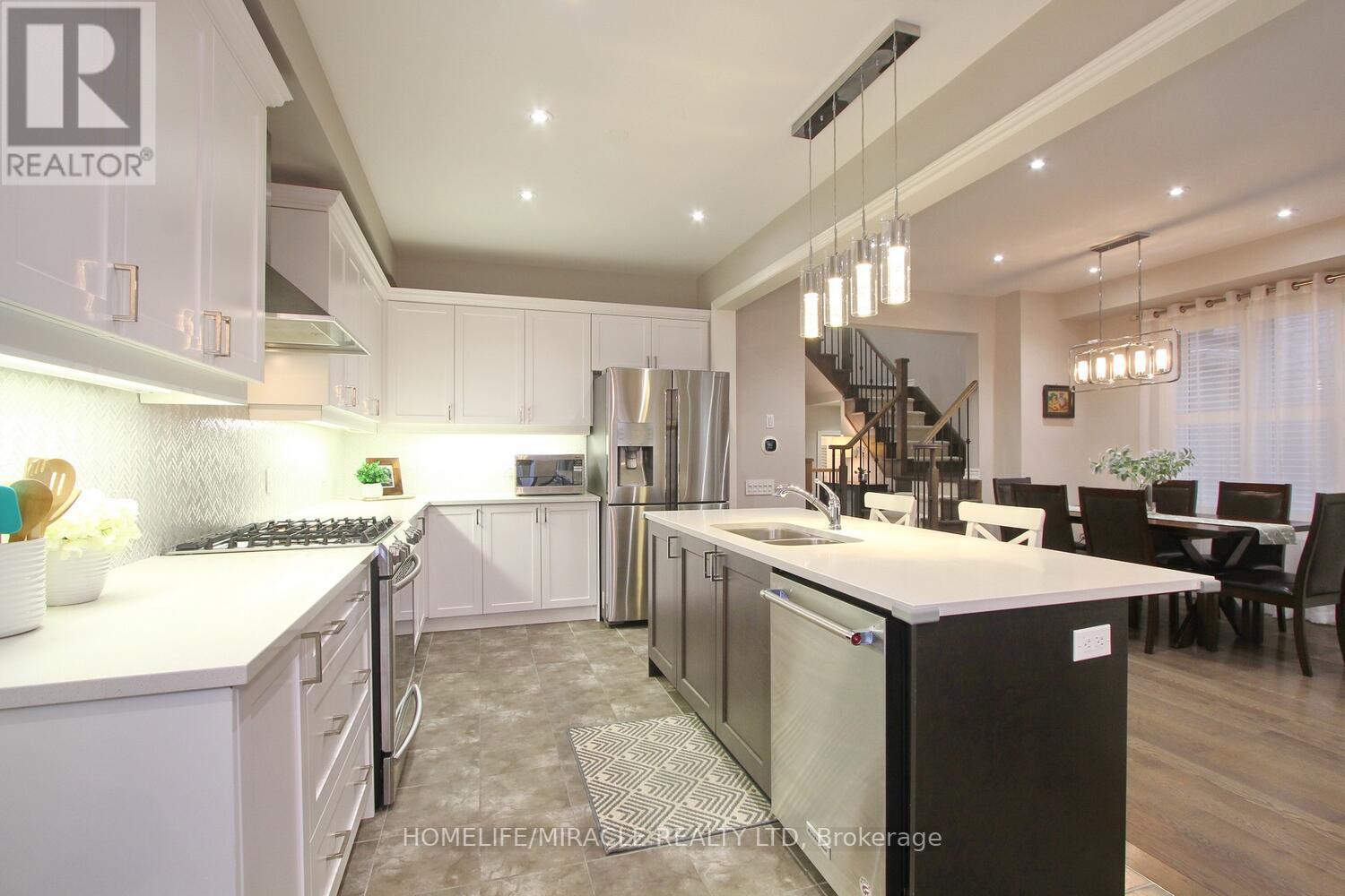 8 MEADOWCREEK RD E