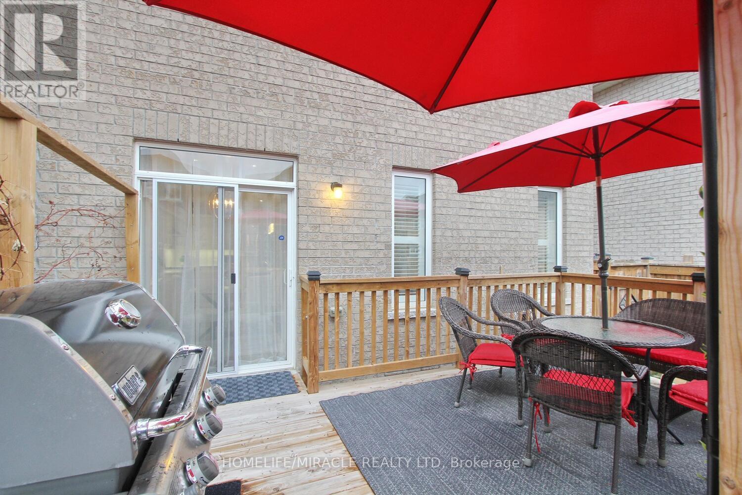 8 MEADOWCREEK RD E