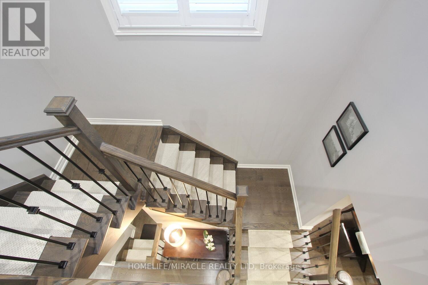 8 MEADOWCREEK RD E