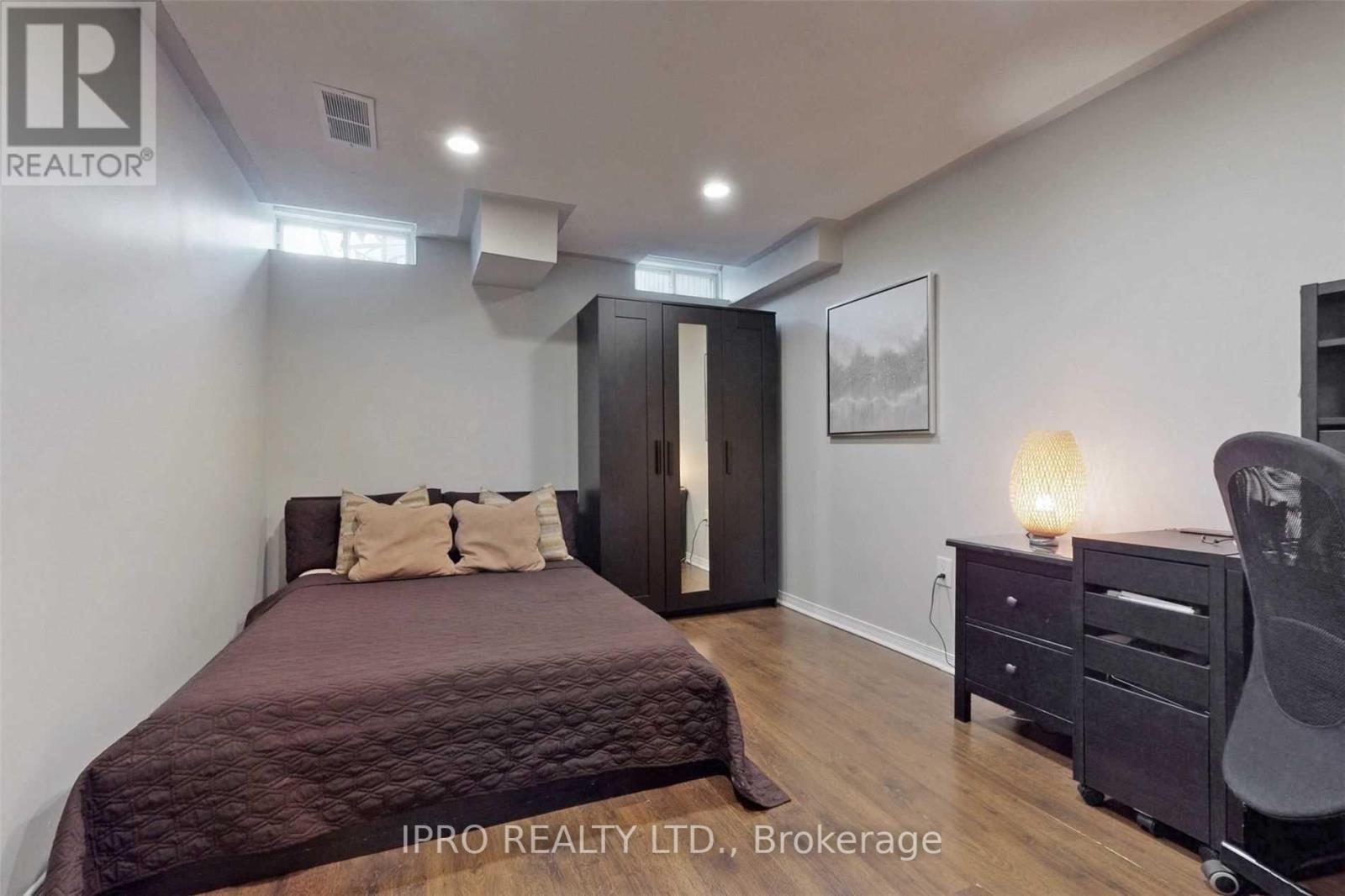 121 LIVINGSTON RD