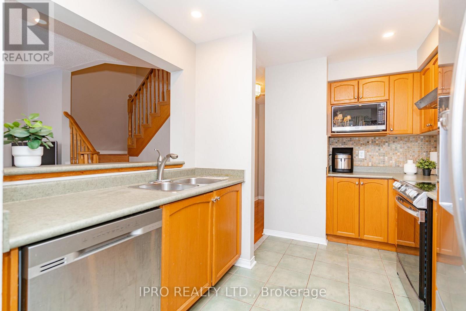 121 LIVINGSTON RD