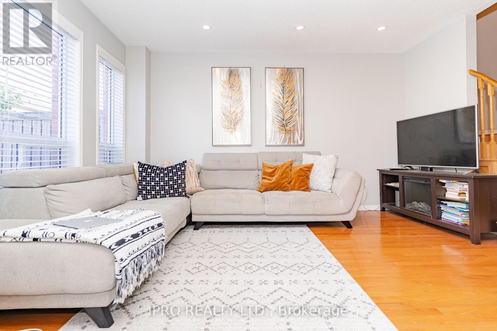 121 LIVINGSTON RD