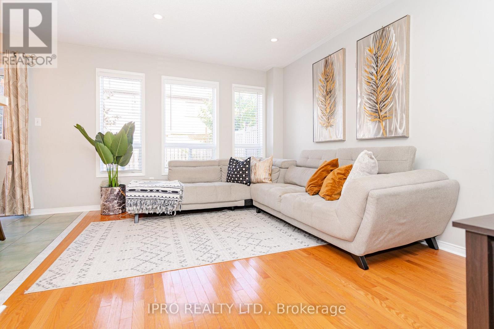 121 LIVINGSTON RD